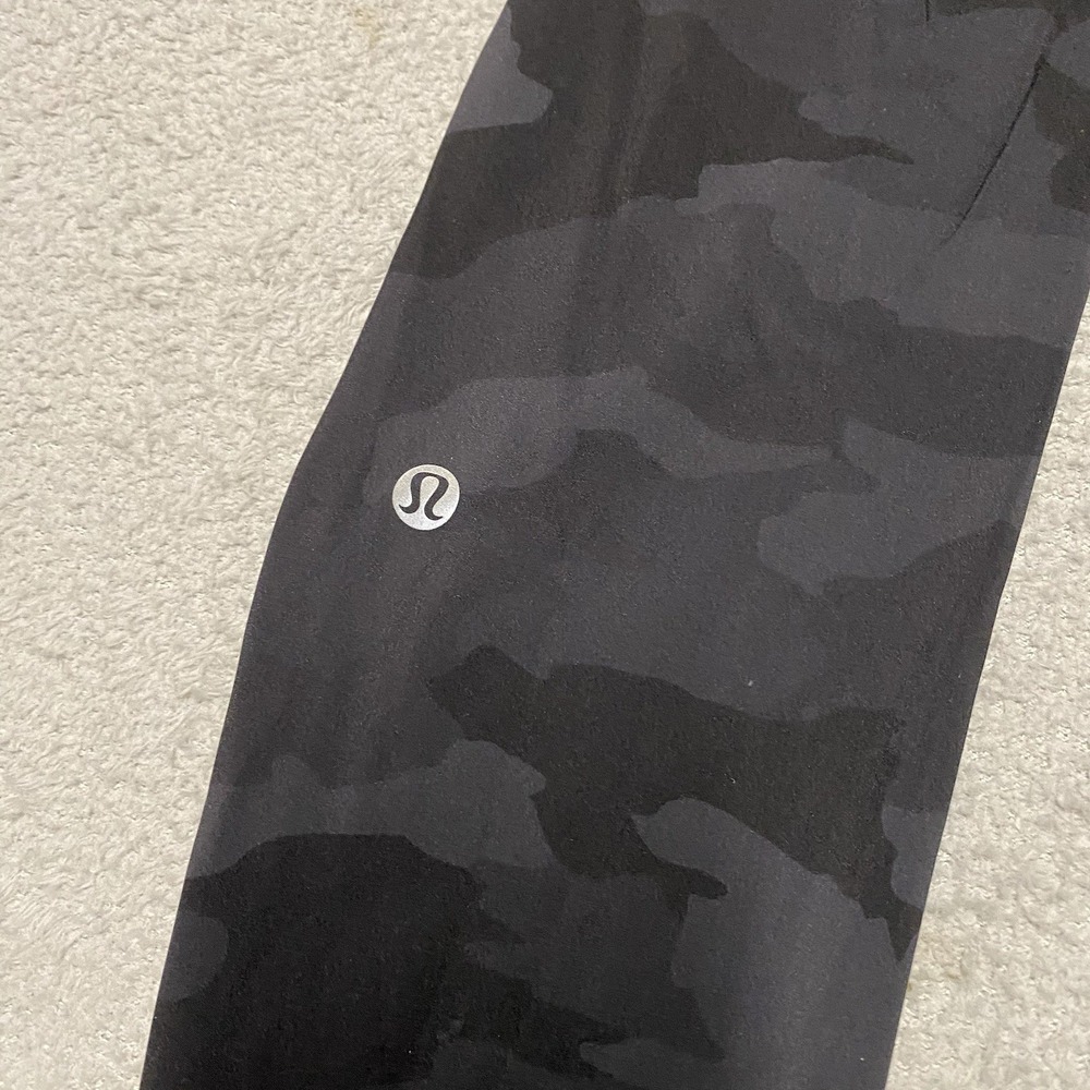 Lululemon Base Pace High Rise Crop Leggings Size 6 Black Camo Nulux - Picture 3 of 9